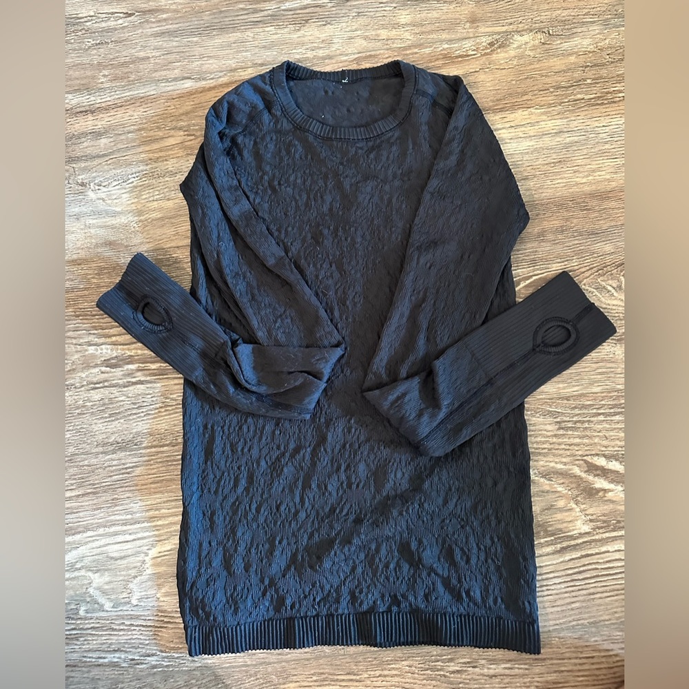 LULULEMON textured long sleeve size 6 gel logo